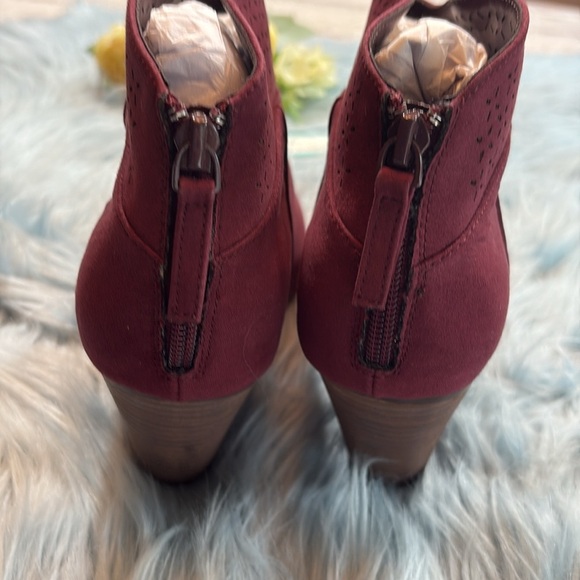 NWT Violet & Red Jackson Lazer Cut Topline Booties in Burgundy - Picture 6 of 11